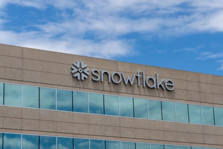 Snowflake Stock Is On Fire Thursday: Here’s Why – Snowflake (NYSE:SNOW) Snowflake Stock Is On Fire Thursday: Here’s Why – Snowflake (NYSE:SNOW)