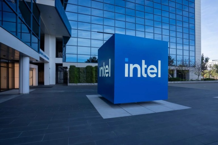 Intel Stock Plunges Nearly 7% As It Seeks Billions More Post-SoftBank Deal While Trump Administration Considers Stake – Intel (NASDAQ:INTC) Intel Stock Plunges Nearly 7% As It Seeks Billions More Post-SoftBank Deal While Trump Administration Considers Stake – Intel (NASDAQ:INTC)