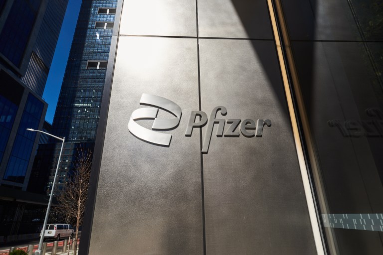 Pfizer lays off 100 employees in Seattle area Pfizer lays off 100 employees in Seattle area