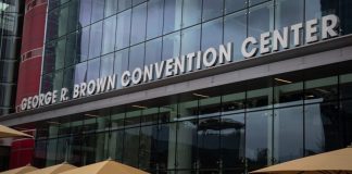 Unionized hospitality workers in Houston saw ‘historic’ wins in 2025. More could see gains in 2026 | Houston Public Media