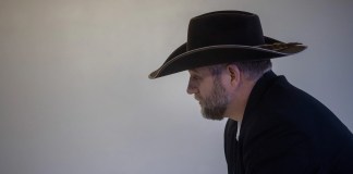 The Right-Wing Militia Leader Who Opposes ICE