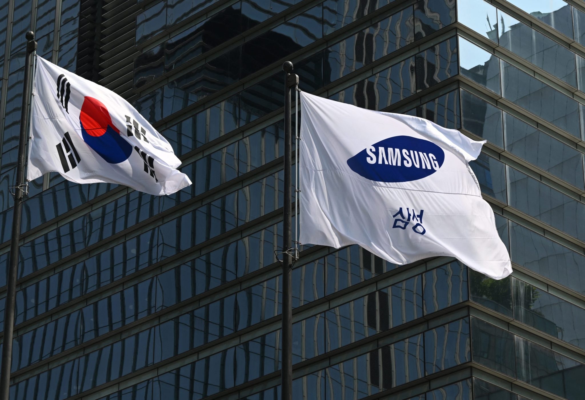 Samsung projects a 56% plunge in operating profit, blaming U.S. chip controls on China | FROUSA Media