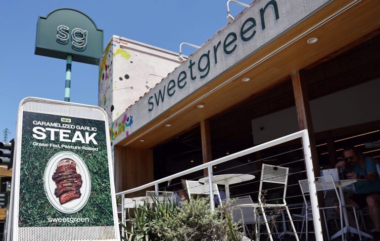Sweetgreen’s CEO is beefing up protein portion sizes because corporate America is demanding more from sad desk salads Sweetgreen’s CEO is beefing up protein portion sizes because corporate America is demanding more from sad desk salads