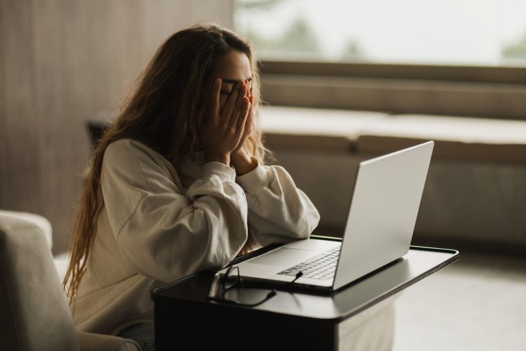 ‘Quiet cracking’ is spreading in offices: Half of workers are at breaking point, and it’s costing companies 8 billion in productivity loss ‘Quiet cracking’ is spreading in offices: Half of workers are at breaking point, and it’s costing companies 8 billion in productivity loss