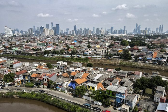 Indonesian growth unexpectedly jumps 5.12%, defying weak lending