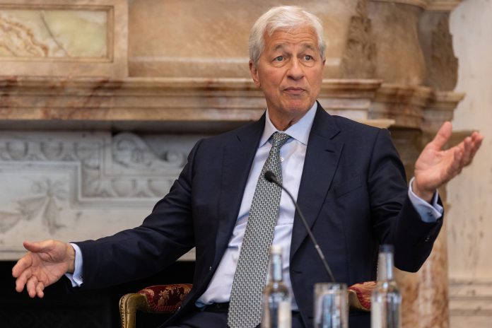 Jamie Dimon doubles down on backing Powell despite Trump criticism, saying an independent Fed means lower rates