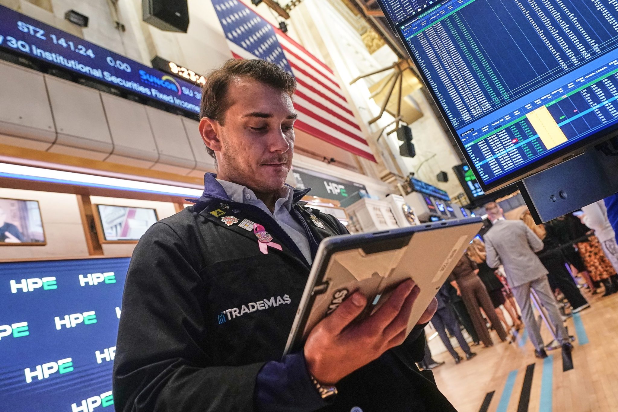 U.S. stocks fall as midsized bank earnings worry traders about underlying state of the economy | Fortune U.S. stocks fall as midsized bank earnings worry traders about underlying state of the economy | Fortune