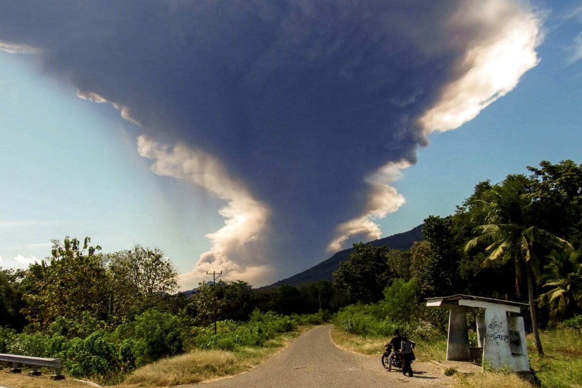 Indonesia’s Mount Lewotobi Laki-Laki spews 18-kilometer ash tower | FROUSA Media Indonesia’s Mount Lewotobi Laki-Laki spews 18-kilometer ash tower | FROUSA Media
