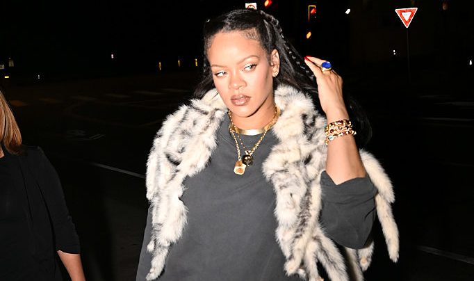 Rihanna’s Maternity Style Is Bold, Bright, & Breaking The Internet – Again Rihanna’s Maternity Style Is Bold, Bright, & Breaking The Internet – Again