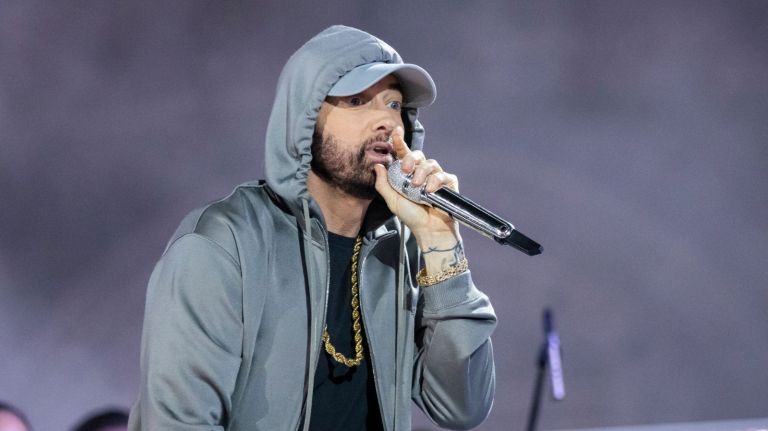 Eminem Takes On ‘Silver’ Rhyming Challenge – HipHopDX Eminem Takes On ‘Silver’ Rhyming Challenge – HipHopDX