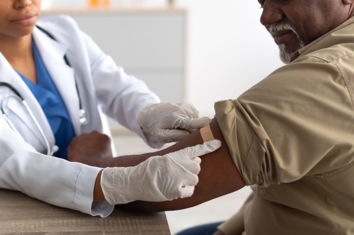 Las vacunas ayudan a las personas mayores más de lo que se pensaba – KFF Health News Las vacunas ayudan a las personas mayores más de lo que se pensaba – KFF Health News