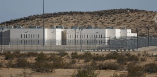 En batalla por fondos, demócratas denuncian falta de atención médica para detenidos por el ICE – KFF Health News