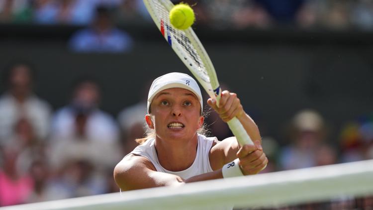 Iga Swiatek defeats Amanda Anisimova 6-0, 6-0 to win her first Wimbledon title Iga Swiatek defeats Amanda Anisimova 6-0, 6-0 to win her first Wimbledon title