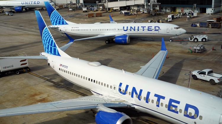 United Airlines flight diverts due to cracked windscreen United Airlines flight diverts due to cracked windscreen