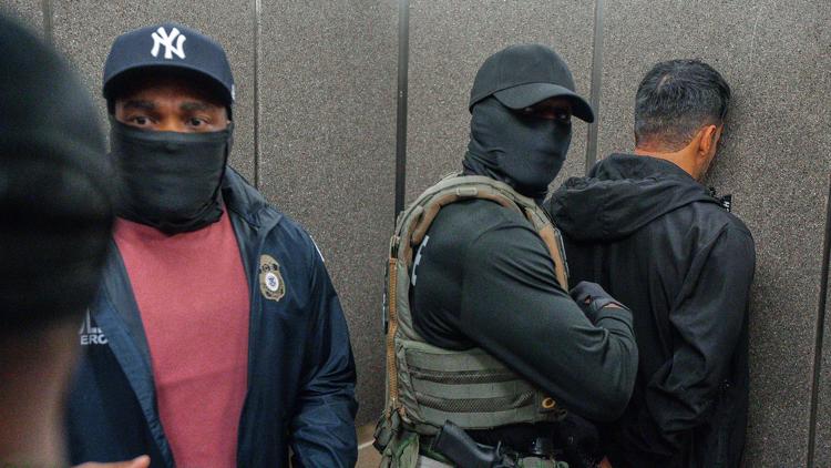 Volunteers flock to immigration courts to support migrants arrested in the hallways | FROUSA Media