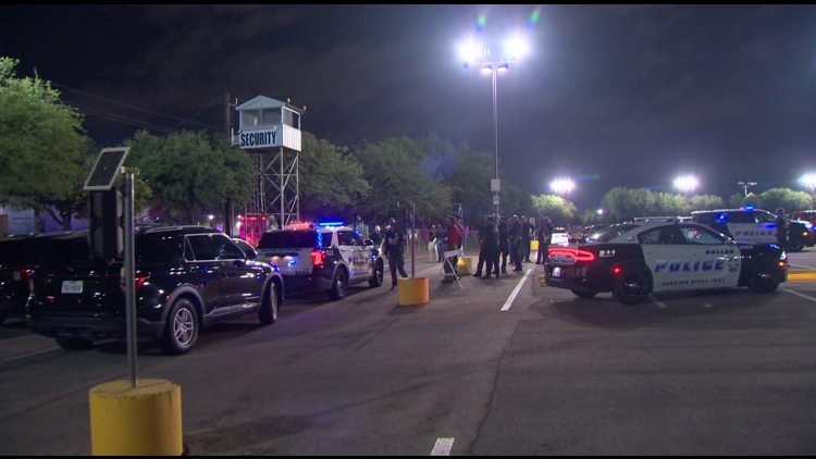 Off-duty Dallas police officers shoot, injure suspect, officials say Off-duty Dallas police officers shoot, injure suspect, officials say
