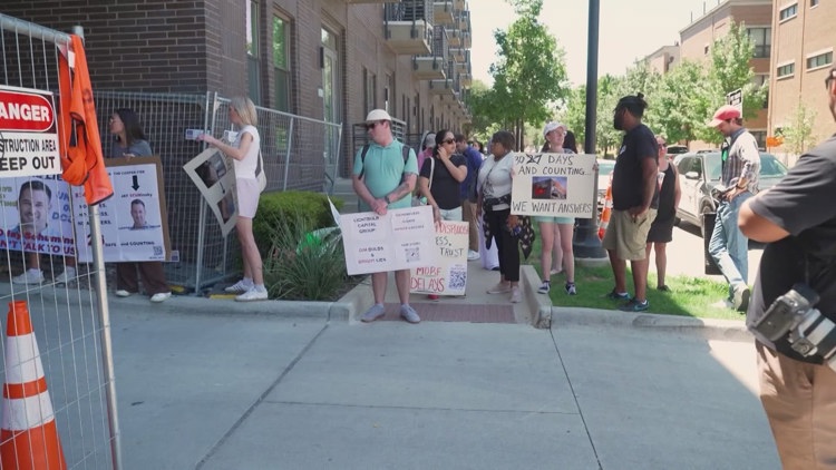 Residents of Fort Worth apartments still demanding access to building six weeks after fire Residents of Fort Worth apartments still demanding access to building six weeks after fire