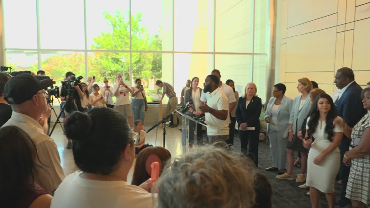 Texas House redistricting committee holds hearing in Arlington, drawing criticism and a few supporters Texas House redistricting committee holds hearing in Arlington, drawing criticism and a few supporters