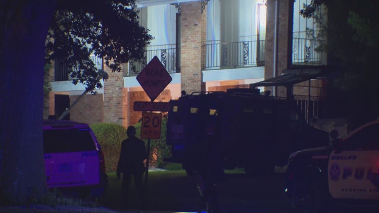 Dallas Police shoot, kill allegedly knife-wielding man, officers on scene say Dallas Police shoot, kill allegedly knife-wielding man, officers on scene say