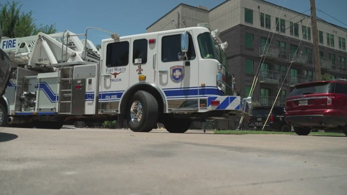 Displaced Fort Worth tenants fear looting, file theft report while waiting to retrieve belongings after apartment fire Displaced Fort Worth tenants fear looting, file theft report while waiting to retrieve belongings after apartment fire