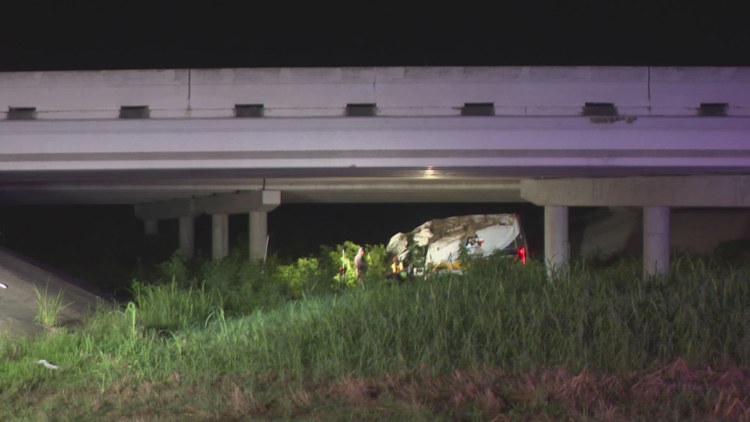 Suspect steals ambulance from Dallas hospital, prompting police chase, officials say Suspect steals ambulance from Dallas hospital, prompting police chase, officials say