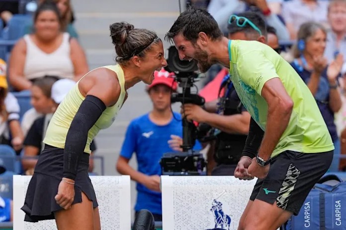 The new US Open mixed doubles tournament begins with the defending champions showing how it’s done