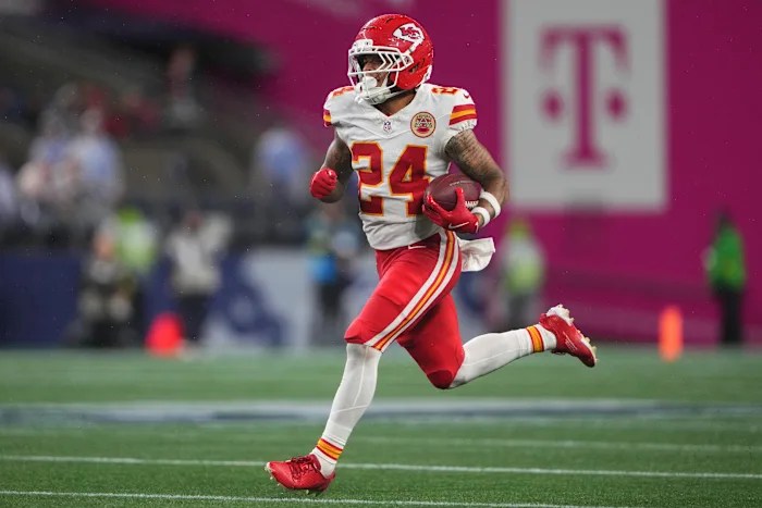 49ers trade for Chiefs receiver Skyy Moore, AP source says 49ers trade for Chiefs receiver Skyy Moore, AP source says