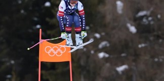 Lindsey Vonn tests injured left knee in Olympic downhill training, pumps fist after successful run