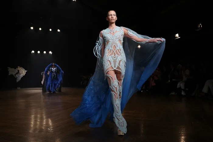 Iris Van Herpen unveils ‘living’ couture dress of bioluminescent algae in Paris | FROUSA Media Iris Van Herpen unveils ‘living’ couture dress of bioluminescent algae in Paris | FROUSA Media