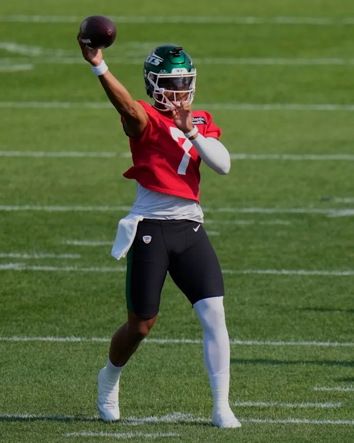 New York Jets quarterback Justin Fields carted off practice field with apparent leg injury New York Jets quarterback Justin Fields carted off practice field with apparent leg injury