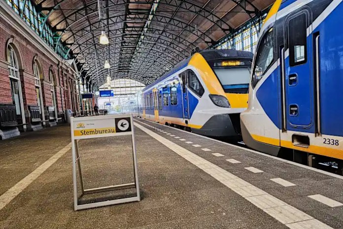 Dutch voters head to polls in a knife-edge election focused on housing and Wilders