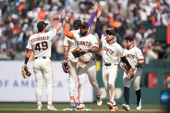 Giants’ Jung Hoo Lee makes catch off glove, thigh and calf before pinning baseball between knees Giants’ Jung Hoo Lee makes catch off glove, thigh and calf before pinning baseball between knees