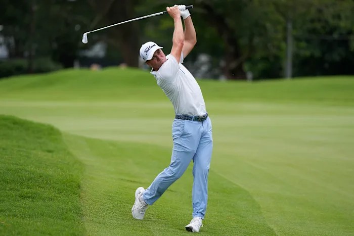 Russell Henley birdies last 3 holes for a 61 to lead Tour Championship over Scheffler Russell Henley birdies last 3 holes for a 61 to lead Tour Championship over Scheffler