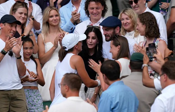The One Where Iga Swiatek Got A Hug from Courteney Cox After Winning Wimbledon The One Where Iga Swiatek Got A Hug from Courteney Cox After Winning Wimbledon