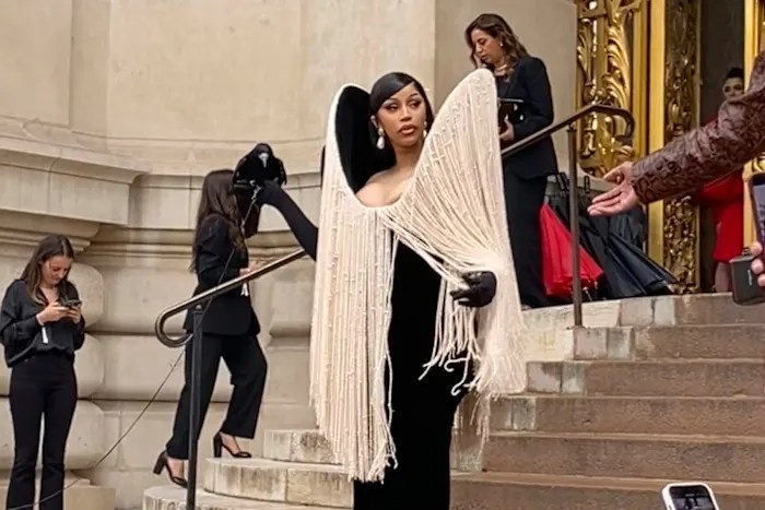 Paris couture week opens with Cardi B holding a live crow at Schiaparelli’s spectacle Paris couture week opens with Cardi B holding a live crow at Schiaparelli’s spectacle