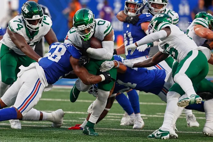 Fields on Jets’ passing game: ‘We’re fine with 8-yard completions’ and tiring defenses with runs Fields on Jets’ passing game: ‘We’re fine with 8-yard completions’ and tiring defenses with runs