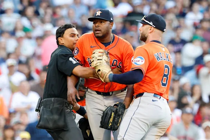 Astros reliever Neris intentionally balks to advance runner from second, then shouts at Red Sox Astros reliever Neris intentionally balks to advance runner from second, then shouts at Red Sox