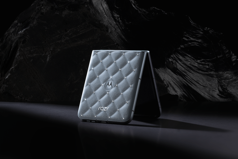 Motorola and Swarovski team up for a super fancy Razr Motorola and Swarovski team up for a super fancy Razr