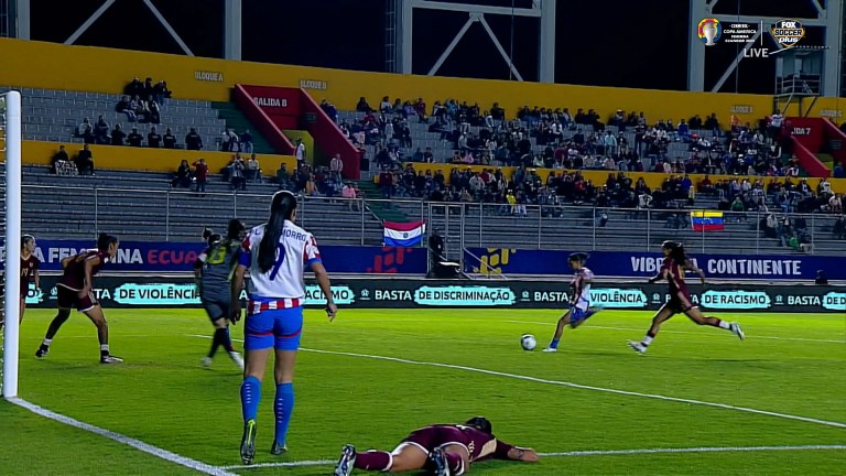 Paraguay's Fátima Acosta scores equalizer vs. Venezuela Paraguay's Fátima Acosta scores equalizer vs. Venezuela
