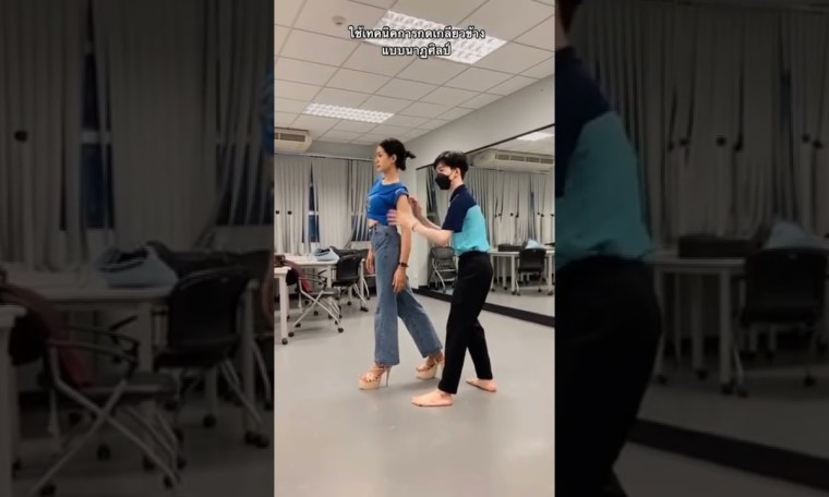 How to walk like a model.. catwalk modeling tutorial for beginners.. personal development How to walk like a model.. catwalk modeling tutorial for beginners.. personal development