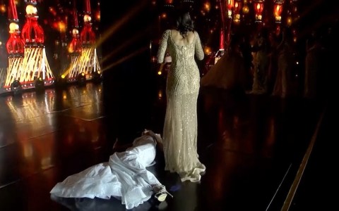 Beauty pageant winner passes out as her name is announced Beauty pageant winner passes out as her name is announced