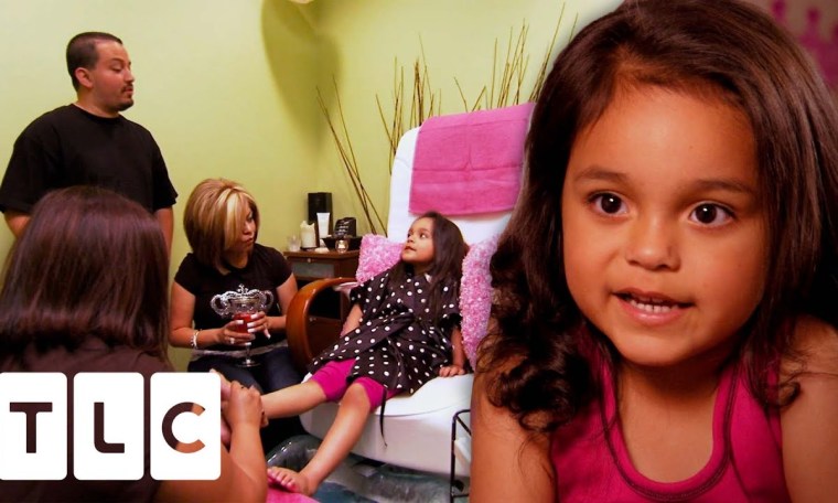 4-Year-Old Girl Spends Over 5 Hours At The Salon Before Competitions | Toddlers & Tiaras 4-Year-Old Girl Spends Over 5 Hours At The Salon Before Competitions | Toddlers & Tiaras