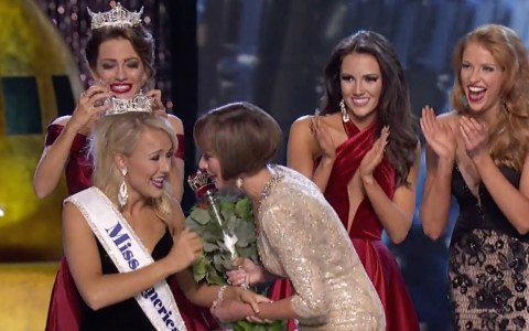 Savvy Shields being crowned as Miss America 2017 Savvy Shields being crowned as Miss America 2017