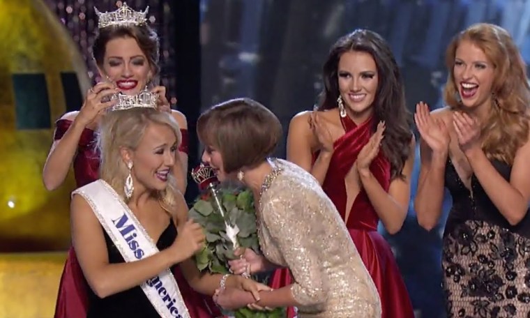 Savvy Shields being crowned as Miss America 2017 Savvy Shields being crowned as Miss America 2017