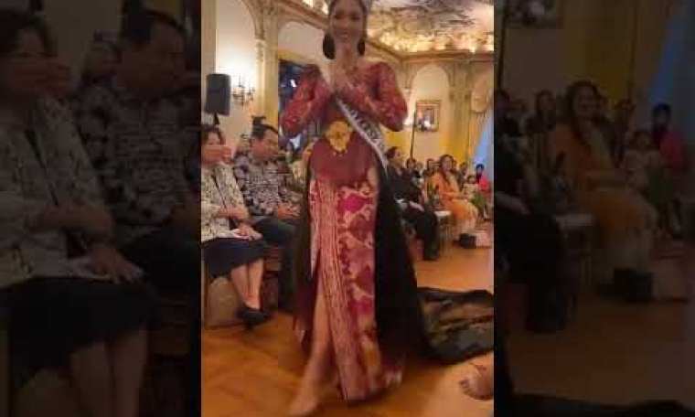 VAVAVOOM LOOK AT THIS! She looks regal and elegant in beautiful kebaya VAVAVOOM LOOK AT THIS! She looks regal and elegant in beautiful kebaya