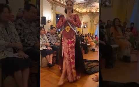 VAVAVOOM LOOK AT THIS! She looks regal and elegant in beautiful kebaya VAVAVOOM LOOK AT THIS! She looks regal and elegant in beautiful kebaya
