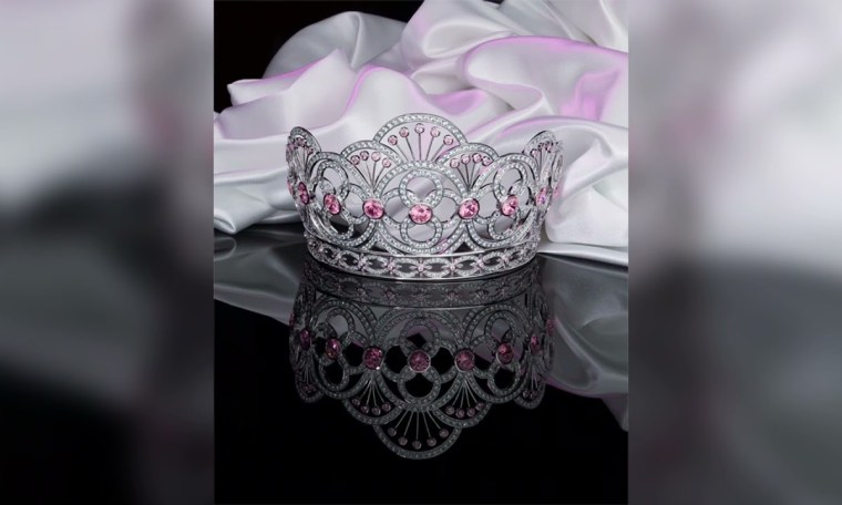 Making Miss Teen USA crown. Making Miss Teen USA crown.
