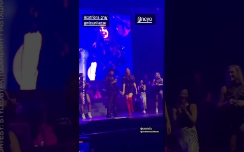 Catriona Gray stuns with lava walk performance at Ne-Yo’s concert Catriona Gray stuns with lava walk performance at Ne-Yo’s concert