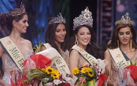Miss Earth 2018 Crowning Moment (Miss Universe Colombia 2021 comes from this batch) Miss Earth 2018 Crowning Moment (Miss Universe Colombia 2021 comes from this batch)