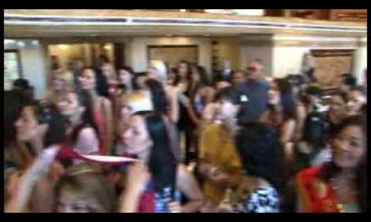 MRS. WORLD PAGEANT Arrival in Vietnam MRS. WORLD PAGEANT Arrival in Vietnam